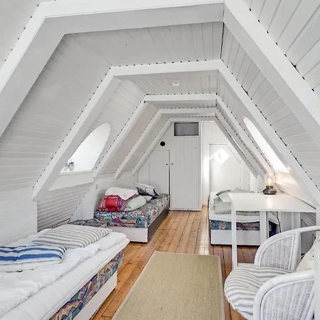 Stunning In With 2 Bedrooms *