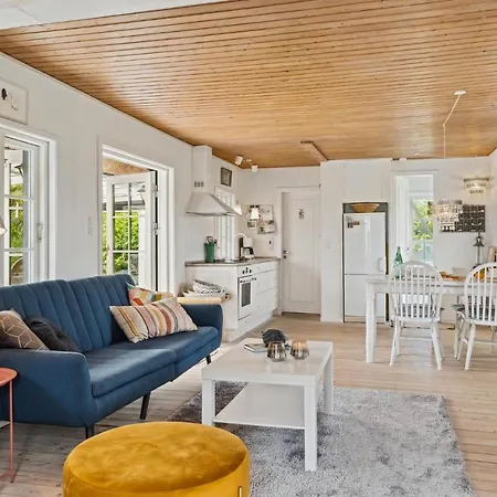 Stunning In With 2 Bedrooms *