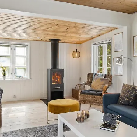 Stunning In With 2 Bedrooms *